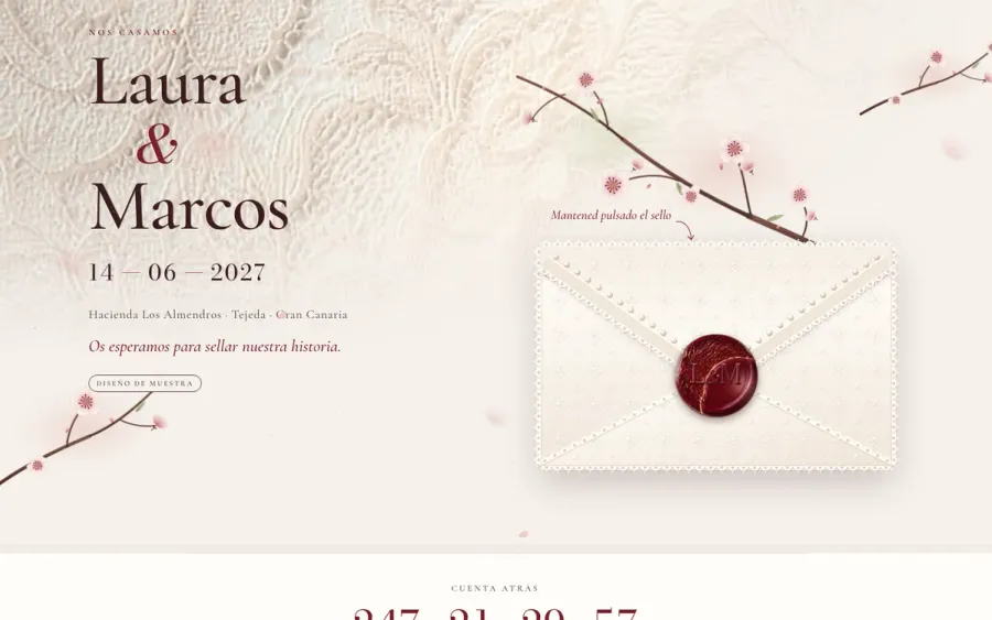 Invitación digital Lacre en un ordenador: sobre crema con sello de lacre burdeos, nombres de Laura y Marcos y la fecha de la boda